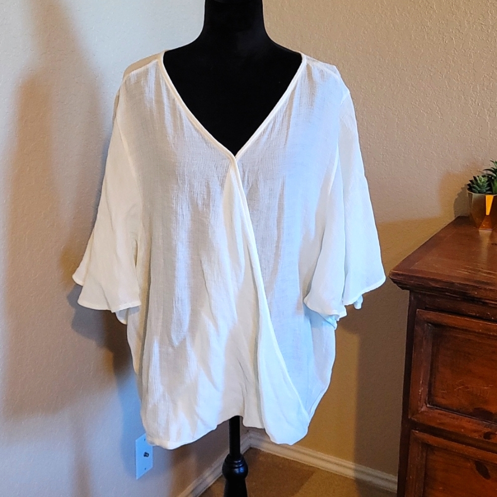 NWT White flutter‎ sleeve surplice blouse